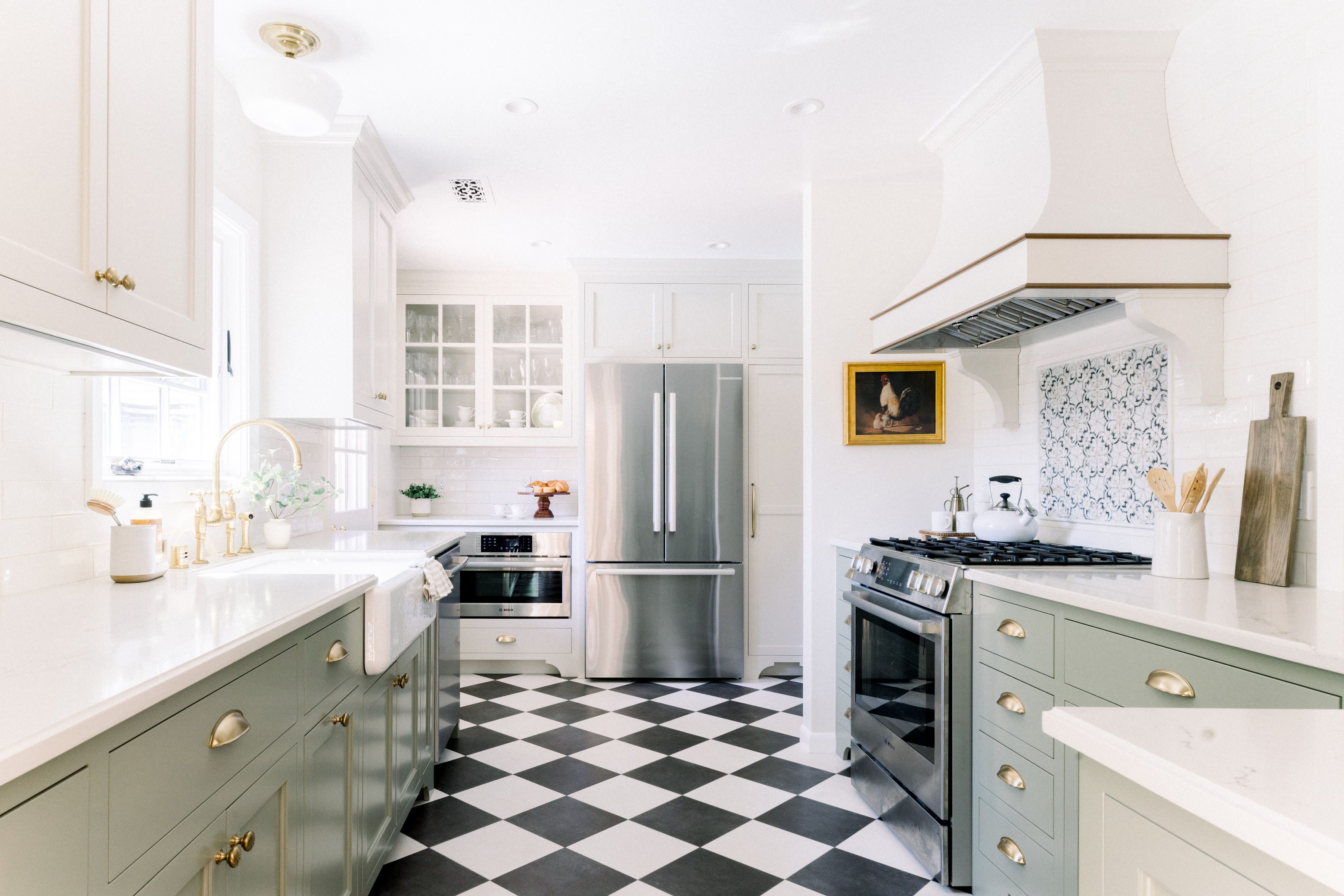Closed kitchen designs offer privacy and quiet