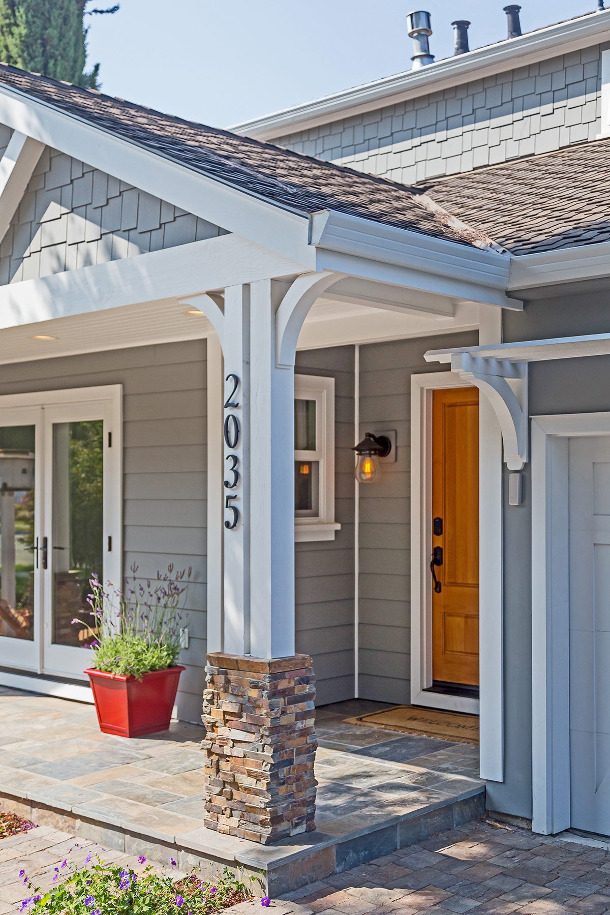 New-door-and-lighting-can-modernize-your-home's-entryway-dramatically